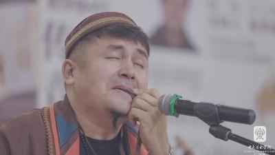 图7:扎依特·阿斯哈尔演奏口弦(400).jpg